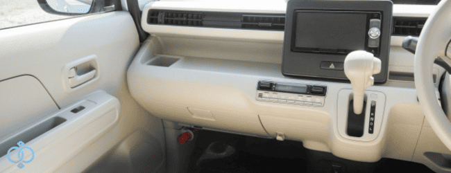 車の助手席とダッシュボードの様子