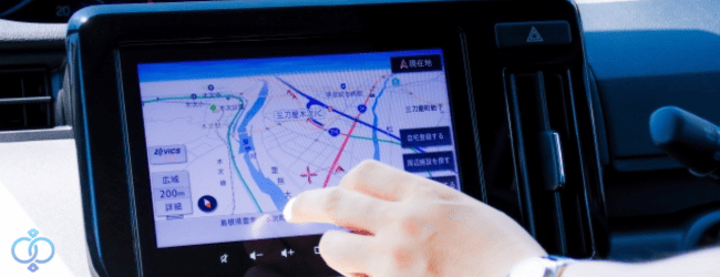 カーナビを操作する男性の手元