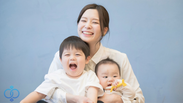 笑顔の母親と子ども