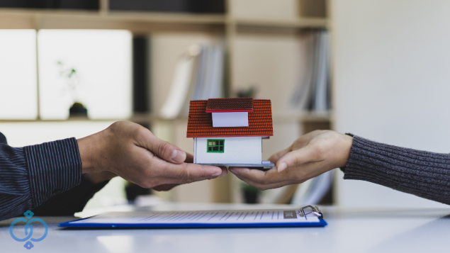 家の模型を持つ手