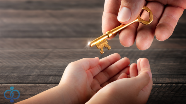 子どもに鍵を渡す手