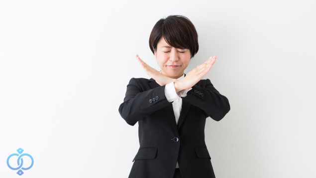 NGマークを作る女性