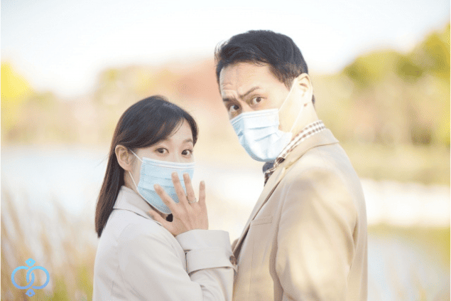 マスクをした男女が驚いた表情をしている写真。再度同じ相手と不倫関係にあった事がバレた時の様子をイメージした画像