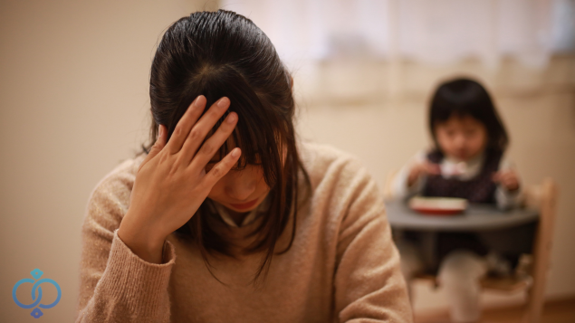 頭を抱える女性