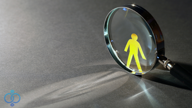 虫眼鏡の中に人の紙人形