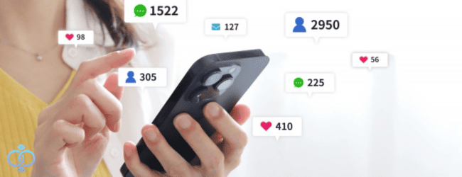 SNSを確認している女性