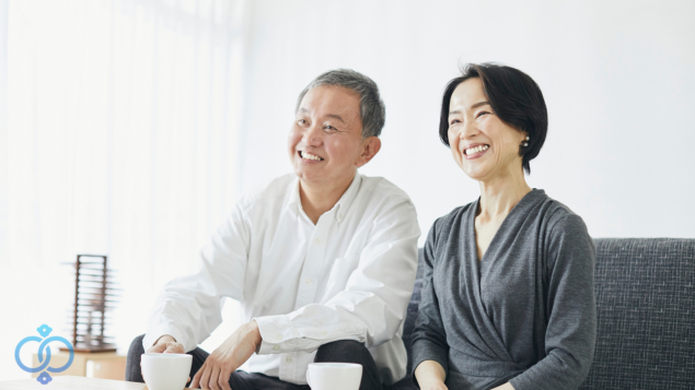 笑顔の日本人夫婦