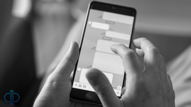 LINEを操作する手