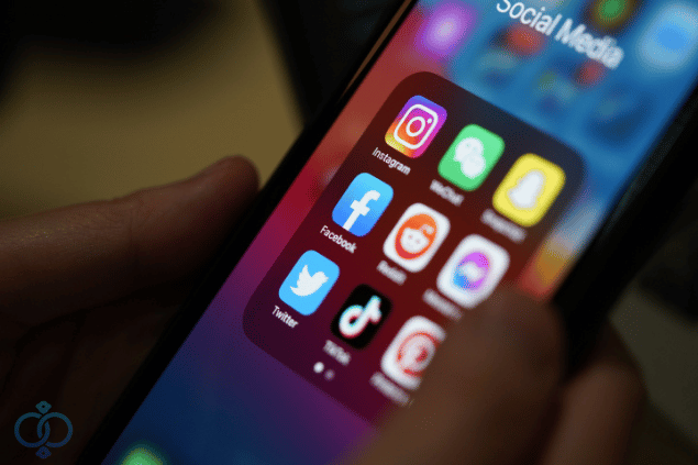 スマートフォンでSNSをチェックしている