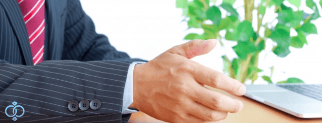 スーツを着た男性の手。専門家に相談する様子をイメージた画像