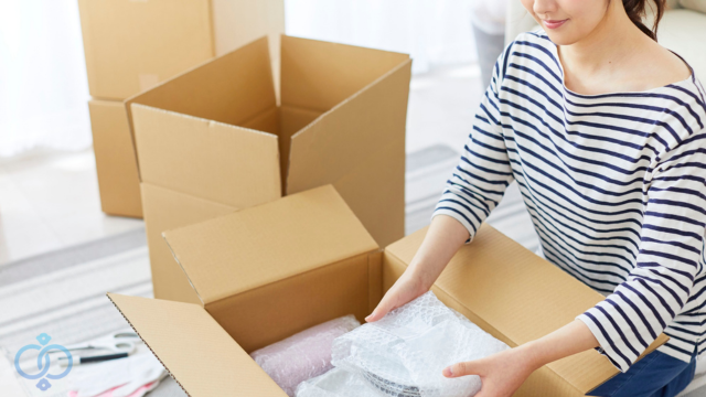 引っ越しの準備をする女性