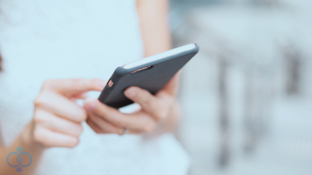 スマホを操作する女性