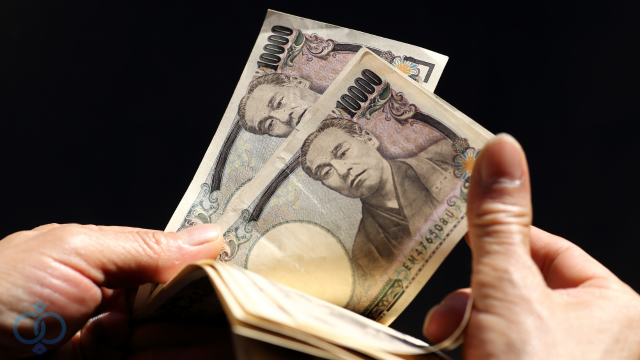 お金を数える男性の手