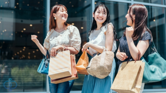 買い物をしている3人の女性