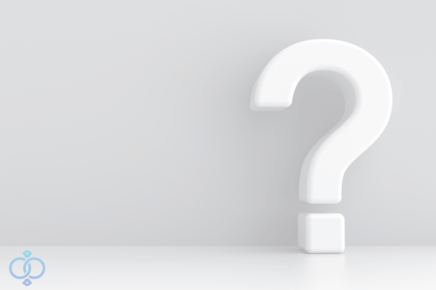 白い部屋に大きなクエスチョンマークがおかれた画像