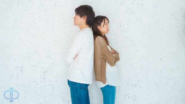 背中合わせのカップル