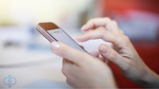 スマホを操作する手