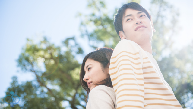 背中合わせる日本人カップル