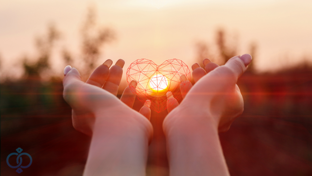 手でハートをイメージ