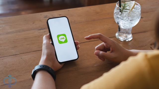 LINEを操作する手