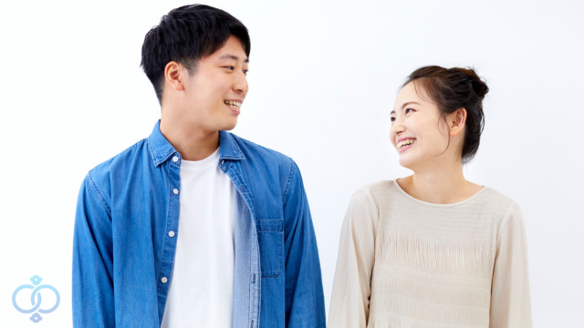 向かい合って微笑む日本人カップル
