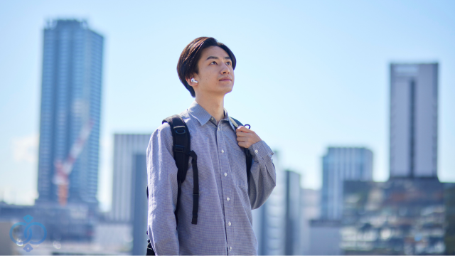 空を見上げる日本人男性