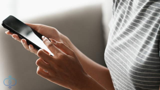 スマホを操作する女性