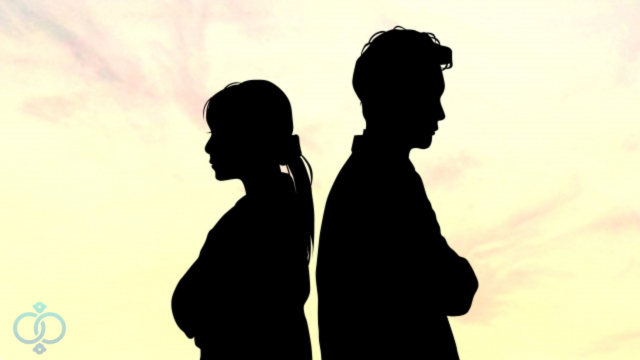 背中合わせのカップル