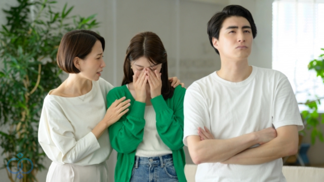 喧嘩したカップルを慰める女性