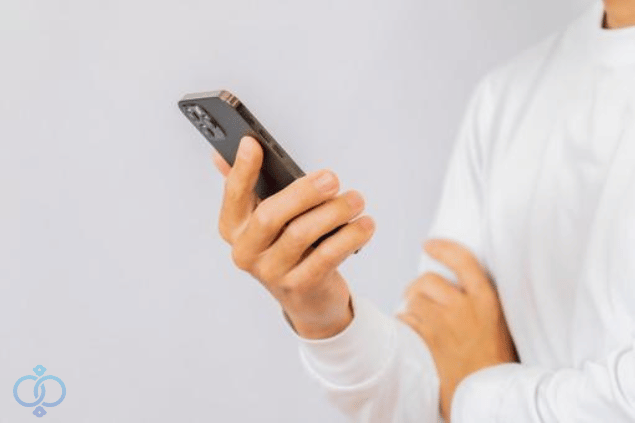 スマフォを持つ男性の写真