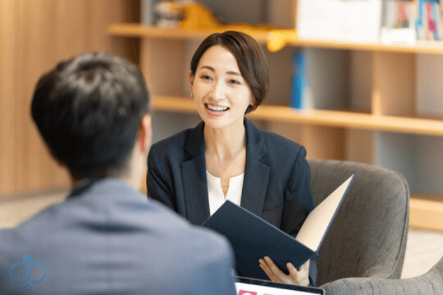 女性の相談人が対応している