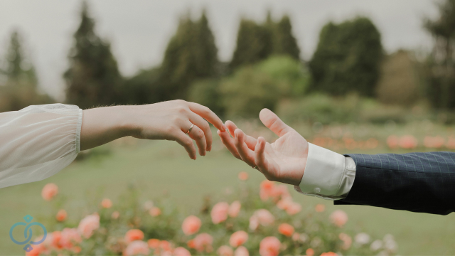 手を差し出す男女