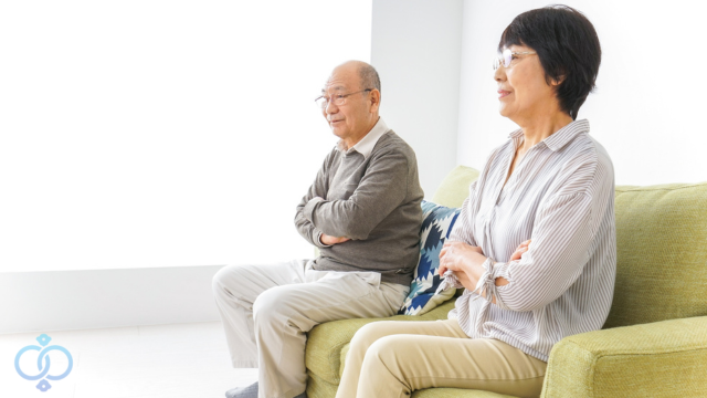 腕を組んで考える日本人夫婦