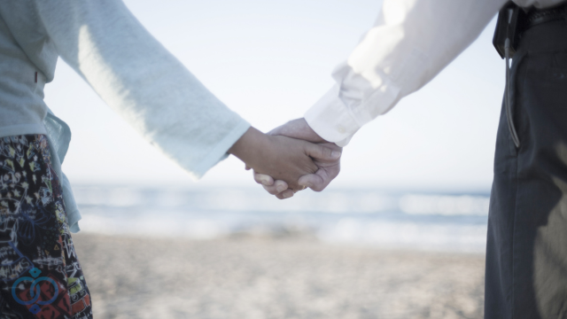 手をつなぐカップル