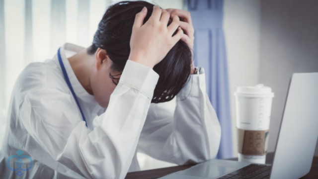 頭を抱えるビジネスマン
