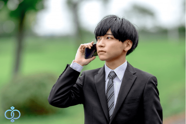 スーツを着た男性が電話で相談をしているイメージ画像