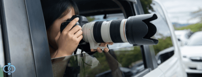 車内から撮影する女性探偵のイメージ画像