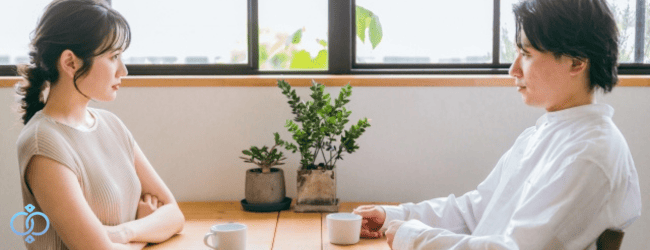 風俗を辞めることを前提に夫婦で話し合いをする様子をイメージした画像