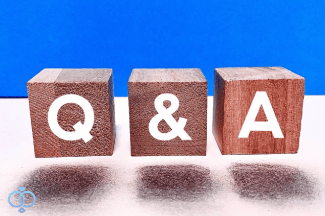 3つの木のブロックにQ＆Aと書かれた画像