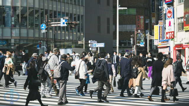 交差点を横断する人