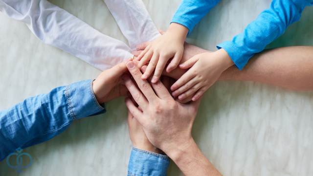 家族が手を重ね合わせる