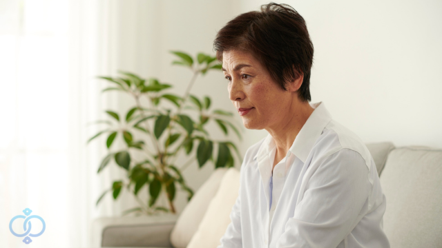 一点を見つめるミドル世代の女性