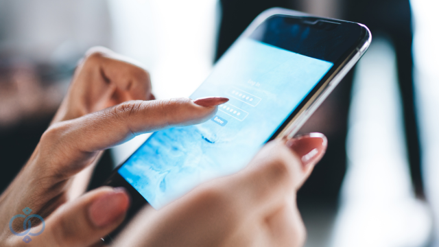 スマホを操作する女性の手