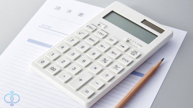 電卓と請求書