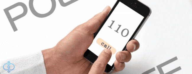 110番通報しようとする様子