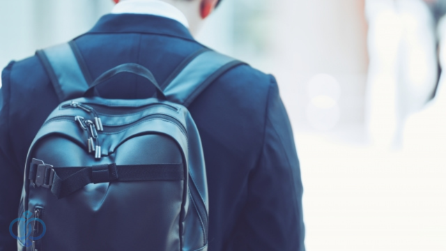 ビジネスマンの後ろ姿