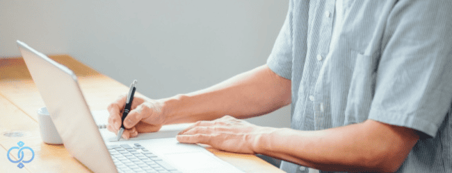 最悪な結末を想像しノートに書き記す様子を再現した画像