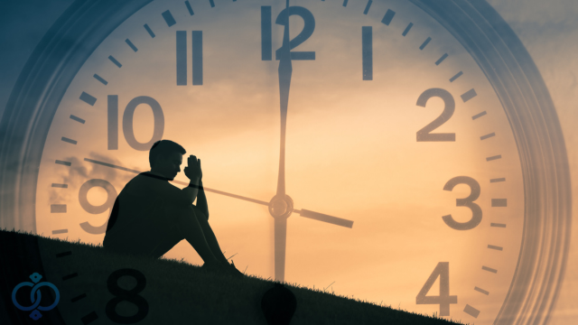 時計の背景に座る人影