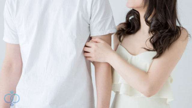 腕を組むカップル