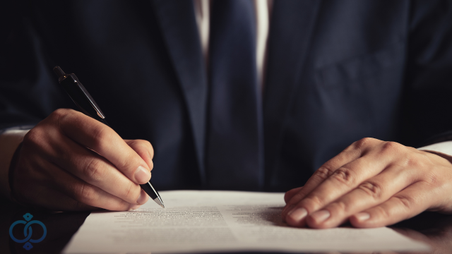 書類を書く弁護士